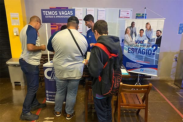 Estágios para alunos dos ensinos médio e superior no CIEE/MG 