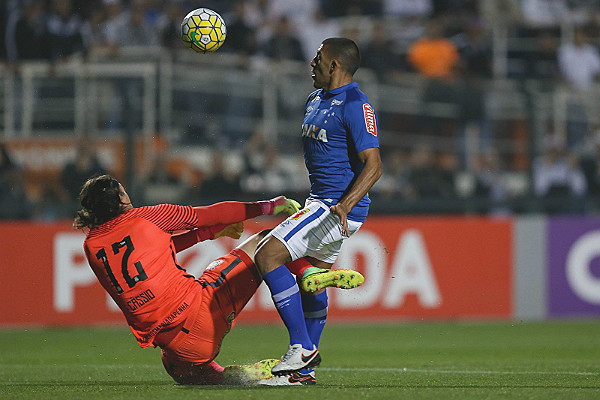 Cruzeiro consegue empate após erro de arbitragem no jogo contra o Corinthians