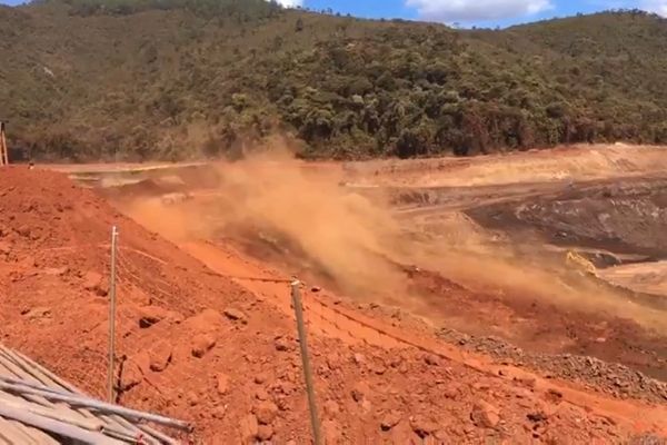 Talude de mineradora se rompe em Sarzedo
