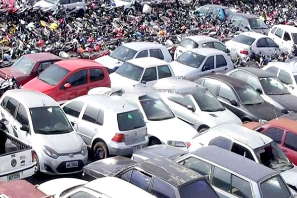 Detran-MG leiloa veículos e carcaças em BH