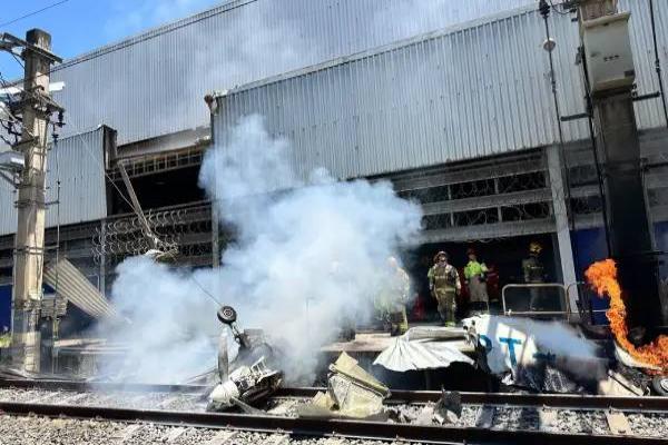 Avião cai e pega fogo no pátio do Metrô de BH, o piloto morreu carbonizado