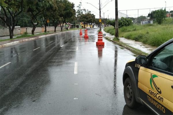 Ruas e avenidas de Contagem interditadas com risco de alagamento e acidentes