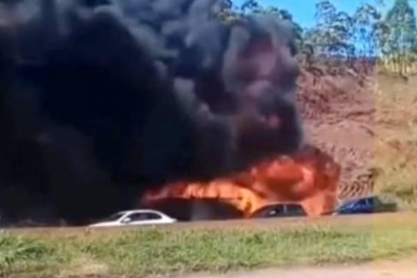 Ônibus irregular pega fogo na Fernão Dias, na Serra Igarapé e motoristas fogem 