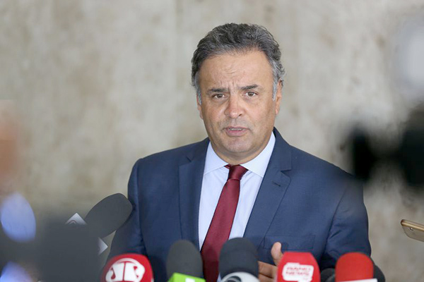 Avião que transportava Aécio Neves faz pouso de emergência em SP