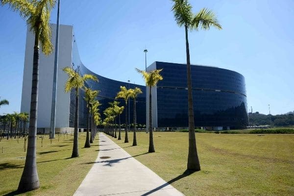 Governo de Minas começa a quitar o 13º salário na sexta-feira