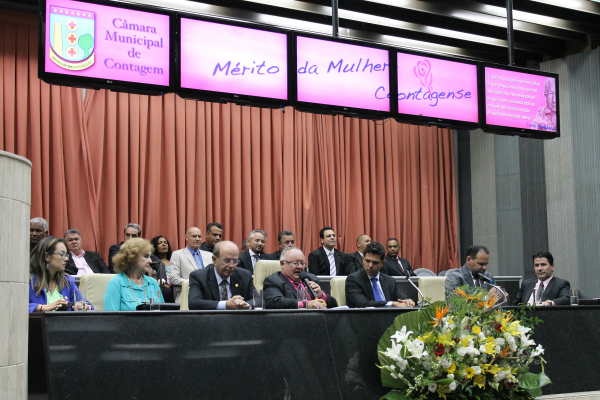Câmara homenageia as mulheres de Contagem 