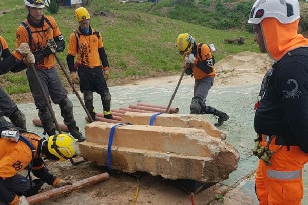 Bombeiros fazem simulação de resgate em escombros em Contagem