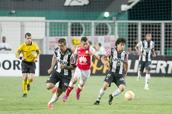Atlético vence o Santa Fe por 2 a 0