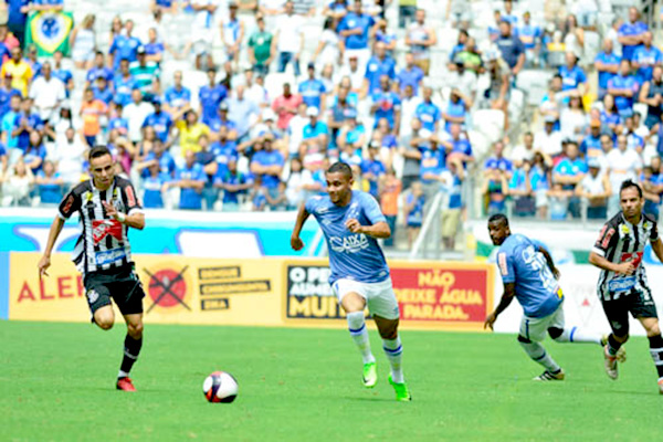 Cruzeiro vence e mantém invencibilidade no Estadual