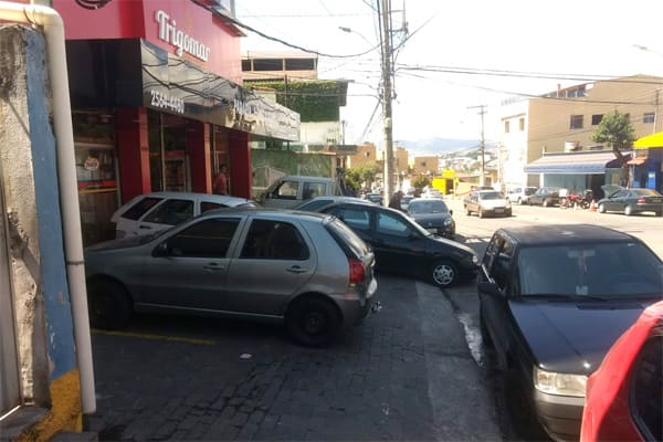 Condutores e comerciantes contra pedestres
