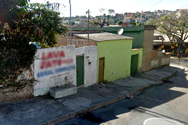 Mulher é morta com 24 tiros dentro de casa, no Água Branca