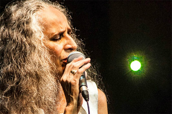 Maria Bethânia se apresenta em BH durante mini turnê pelo Brasil