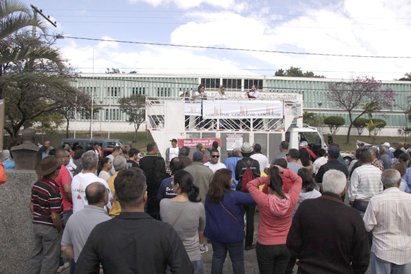 Protesto contra IPTU movimenta sede do município