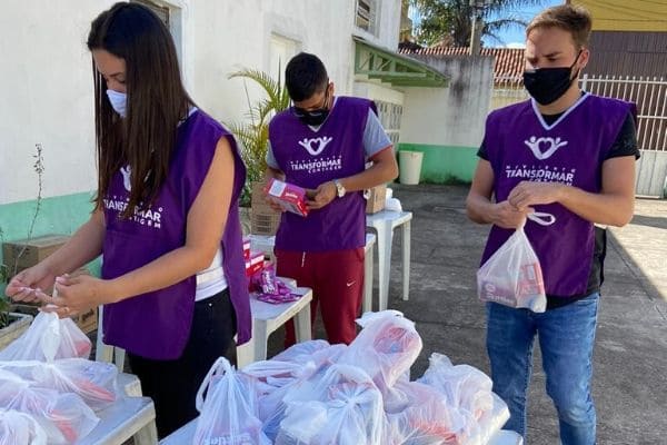 Voluntários montam varal solidário na porta da UPA JK