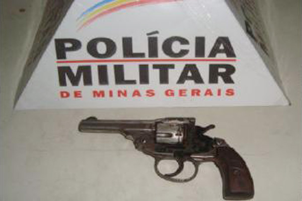 Jovens são presos com arma no bairro Água Branca