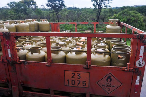Segundo o IBGE, a gasolina subiu 47,49% e gás de botijão, 36,99%, em 2021 