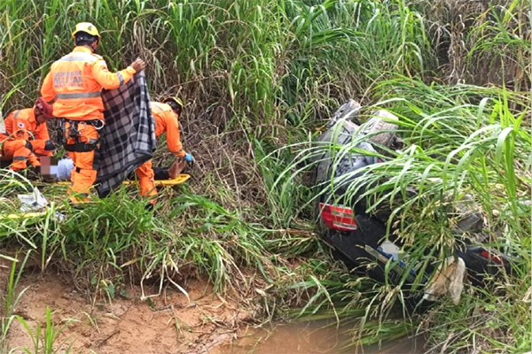 Capotamento deixa motorista preso às ferragens em Esmeraldas