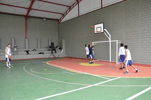 Bairro Ipê Amarelo recebe quadra para atividades socioculturais e esportivas