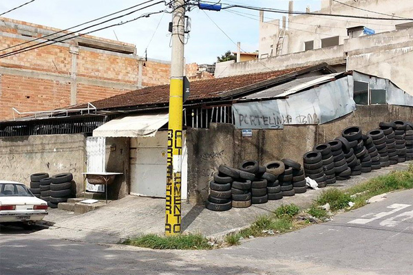 Moradores reclamam de pneus no passeio público