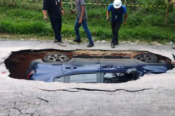 Cratera engole carro e interdita via no bairro Pedra Azul, em Contagem