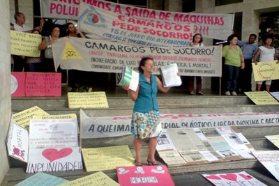 Moradores reclamam de poluição causada pela queima de lixo hospitalar.