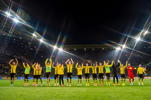Explosão no ônibus do Borussia Dortmund deixa jogador ferido na Alemanha