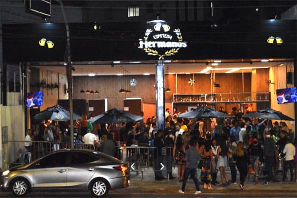Em Contagem, homem é morto a tiros dentro de bar lotado 