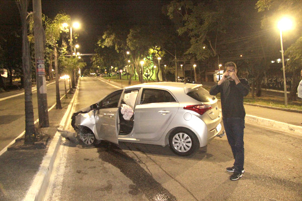 Carro bate em poste após ser fechado