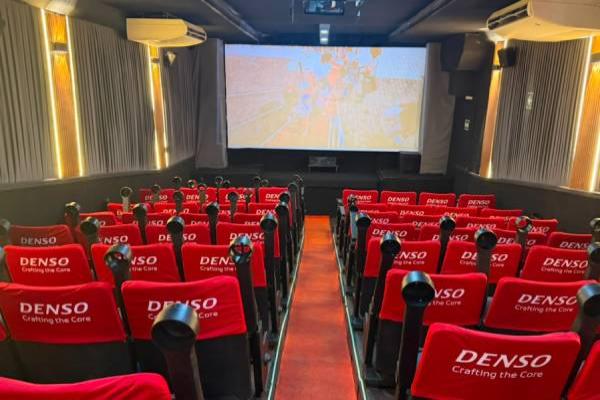 Carreta transforma praça de Contagem em cinema gratuito por três dias