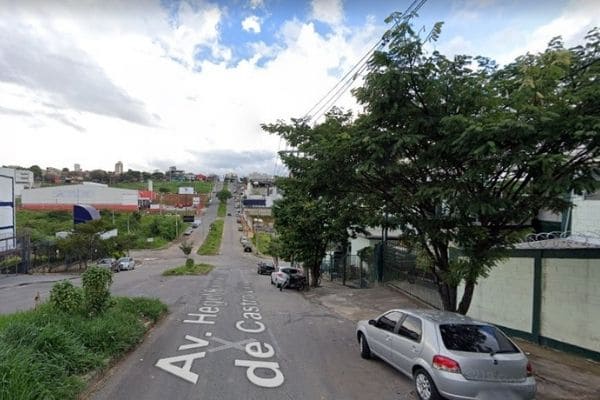 Caminhão derruba muro e fere uma pessoa em Contagem
