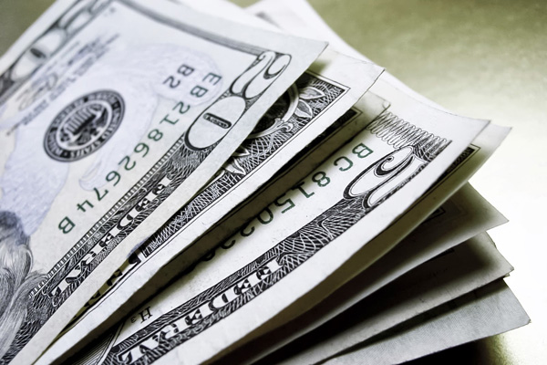Dólar fecha no maior valor desde 2005