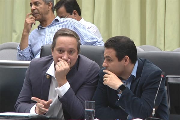 Reunião extraordinária vota projetos polêmicos