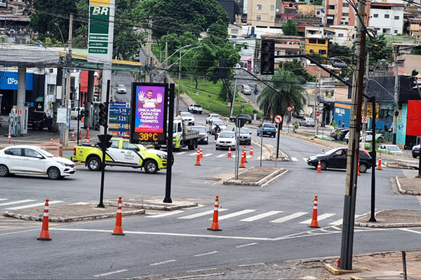 Transcon fecha cruzamento com semáforo apagado