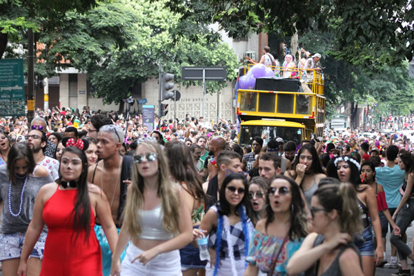 Bloco dos comunicadores arrasta multidão em  Belo Horizonte