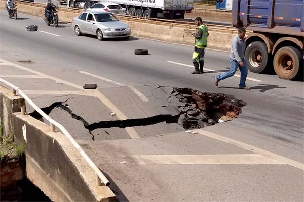 Cratera interdita viaduto no Anel Rodoviário