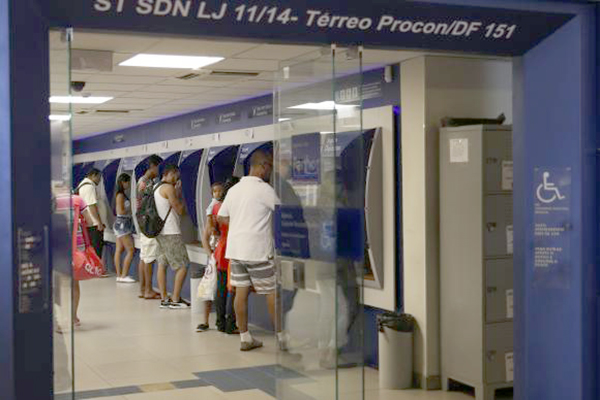 Agências da Caixa abriram mais cedo na última quinta-feira para saque do FGTS