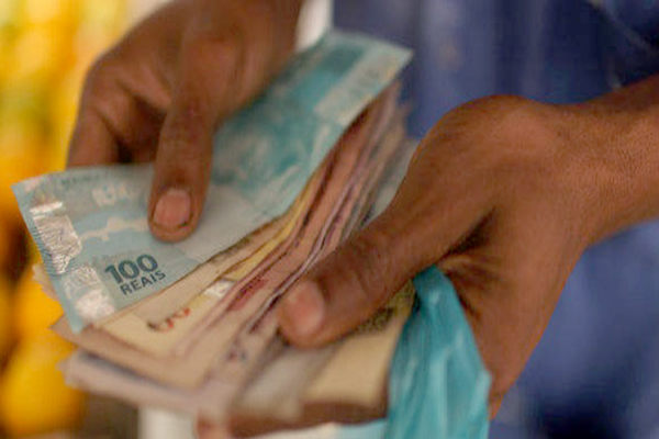 Governo propõe salário mínimo de R$ 1.002 para 2019