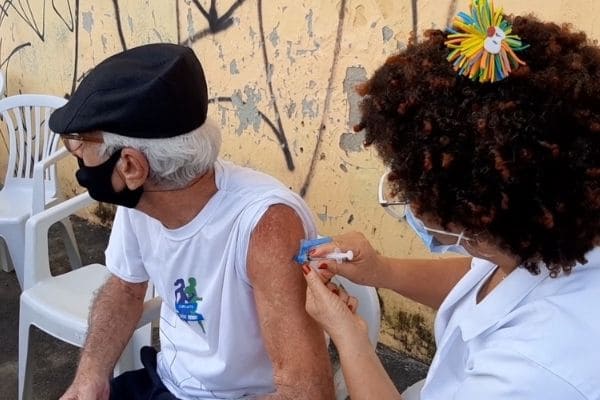 Idosos vacinados em 6 e 7 de abril recebem segunda dose nesta quarta-feira