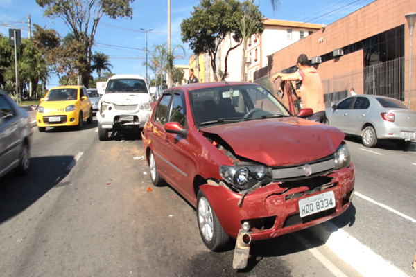 Motorista embriagado bate em cinco carros