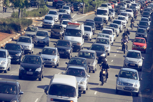 Veículos com placas de final 1 a 5 devem regularizar situação até dia 30