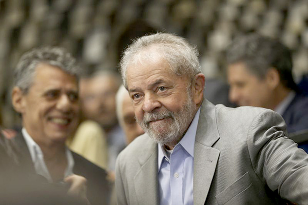 Moro condena Lula a nove anos e seis meses de prisão no caso triplex