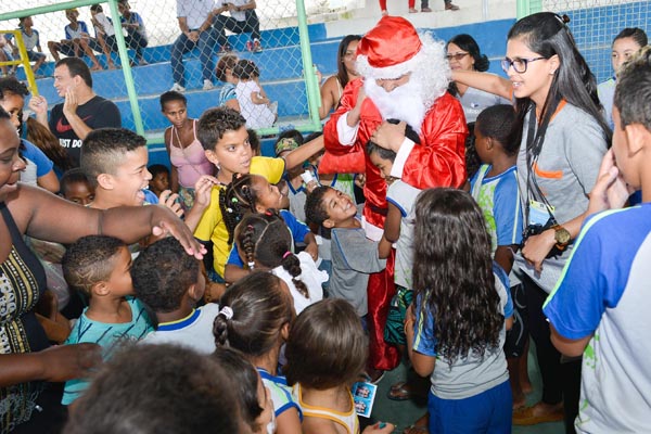 New Holland realiza ação social em escola de Contagem