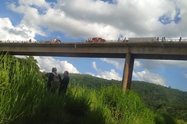 Caminhão despenca da Ponte Torta, na BR-381