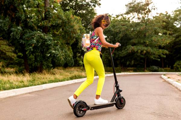Patinetes e bicicletas elétricas ganham regras mais rígidas e multas pesadas em Santa Catarina