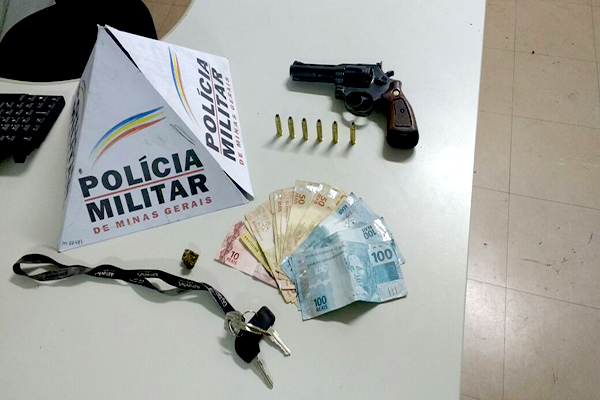 PM prende dupla com arma e droga dentro de carro