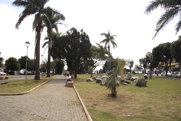 Praça vira campo de guerra, em Contagem