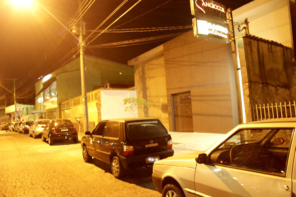 Estacionar em guia de calçada rebaixada destinada a entrada e saída de veículos