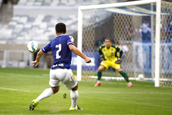 Cruzeiro vence o Goiás e se distancia do rebaixamento