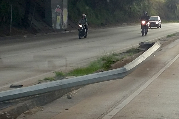 Leitora alerta para riscos de poste caído na Via Expressa