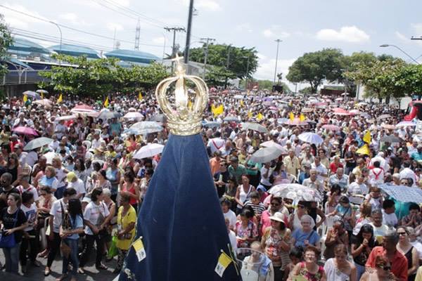 Missa de Nossa Senhora Aparecida reúne milhares em Contagem